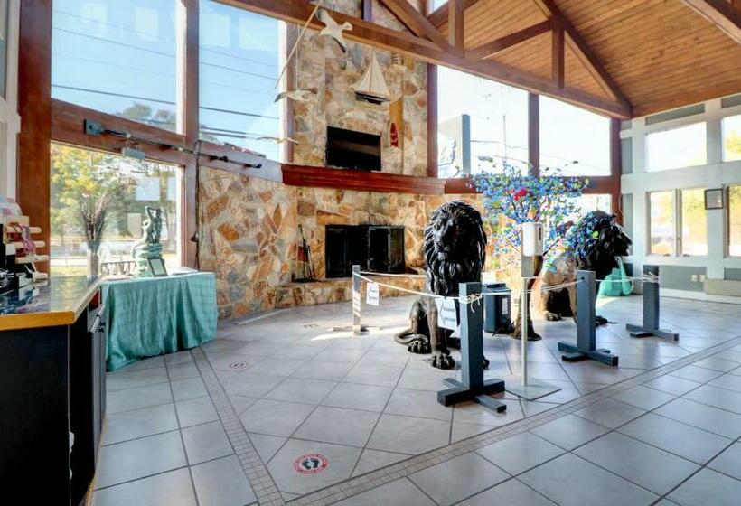 ホテル Waves Oceanfront Resort