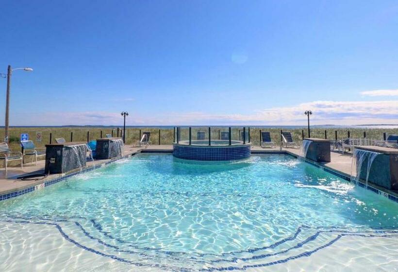 ホテル Waves Oceanfront Resort