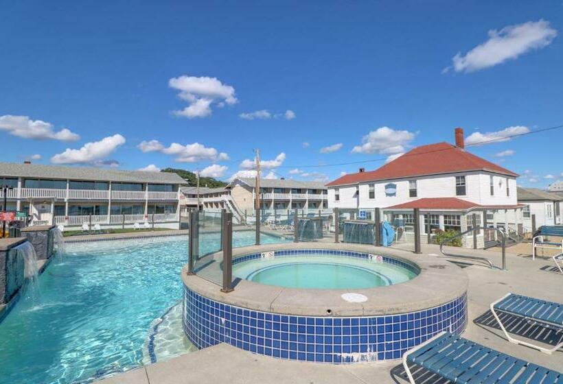 ホテル Waves Oceanfront Resort