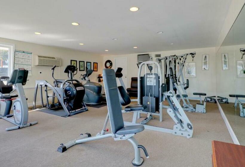 ホテル Waves Oceanfront Resort