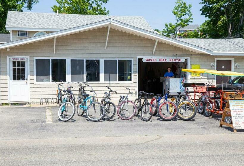 ホテル Waves Oceanfront Resort