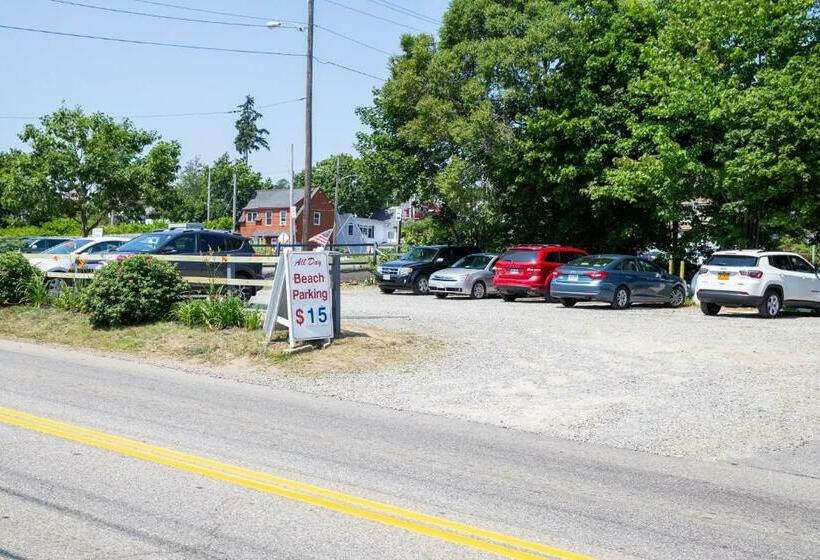 ホテル Waves Oceanfront Resort