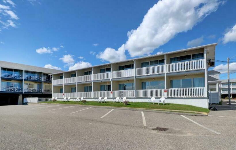 ホテル Waves Oceanfront Resort