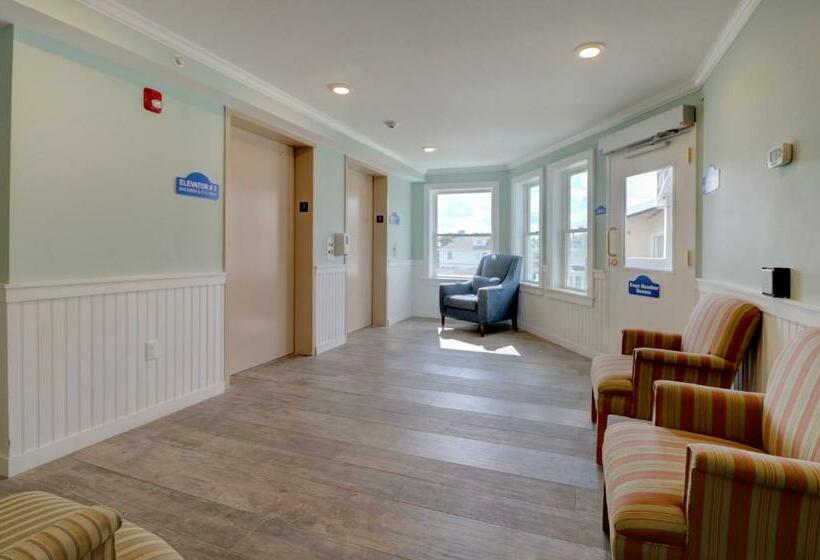 ホテル Waves Oceanfront Resort