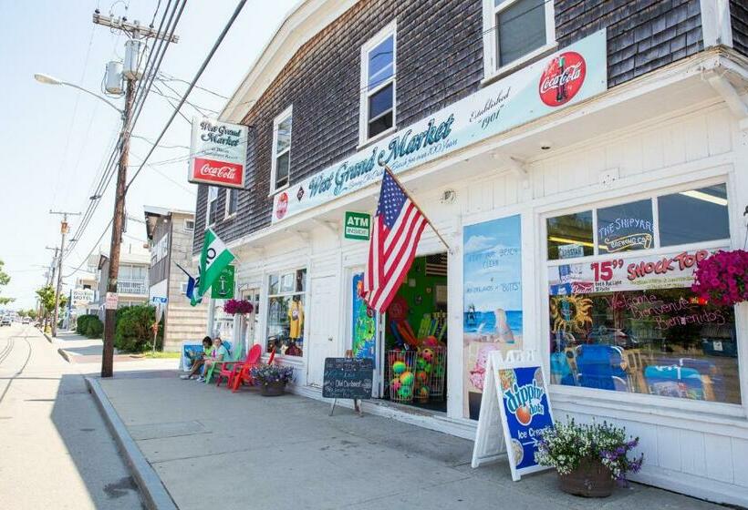 ホテル Waves Oceanfront Resort