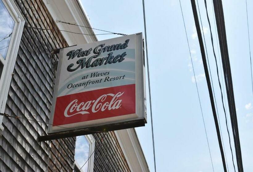 ホテル Waves Oceanfront Resort