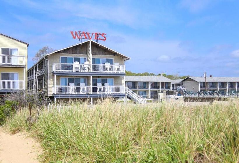 ホテル Waves Oceanfront Resort