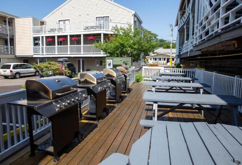 ホテル Waves Oceanfront Resort