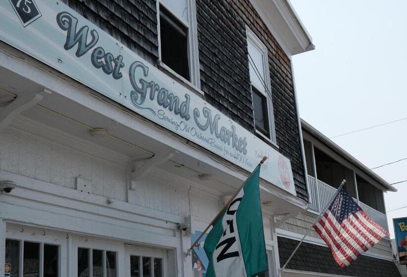 ホテル Waves Oceanfront Resort