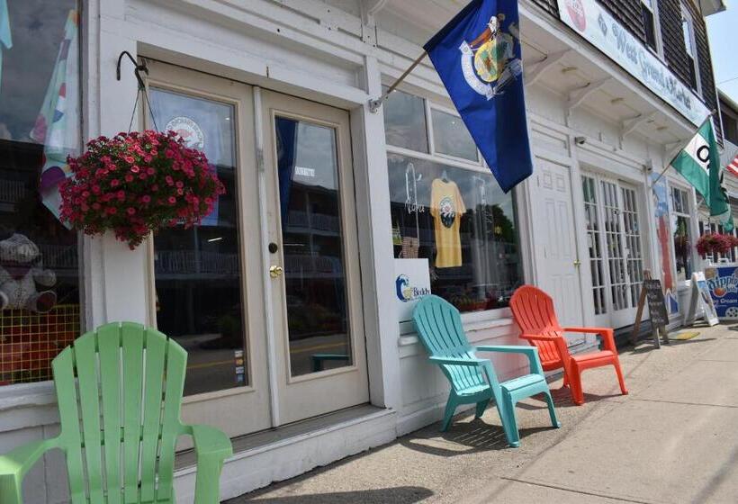 ホテル Waves Oceanfront Resort