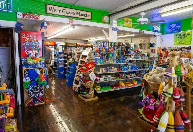 ホテル Waves Oceanfront Resort