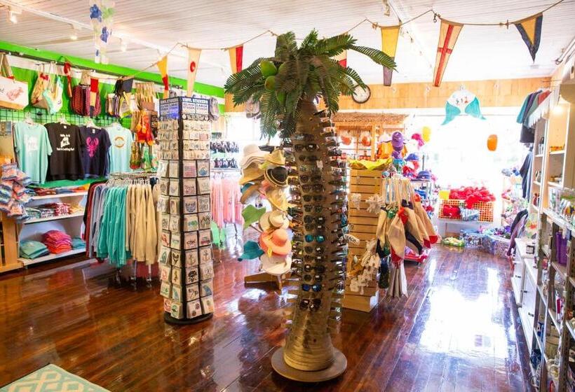 ホテル Waves Oceanfront Resort