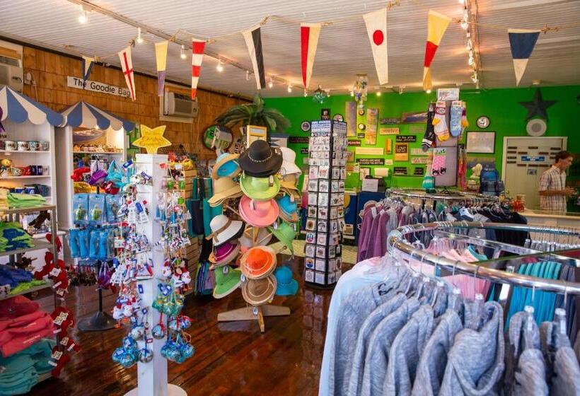 ホテル Waves Oceanfront Resort