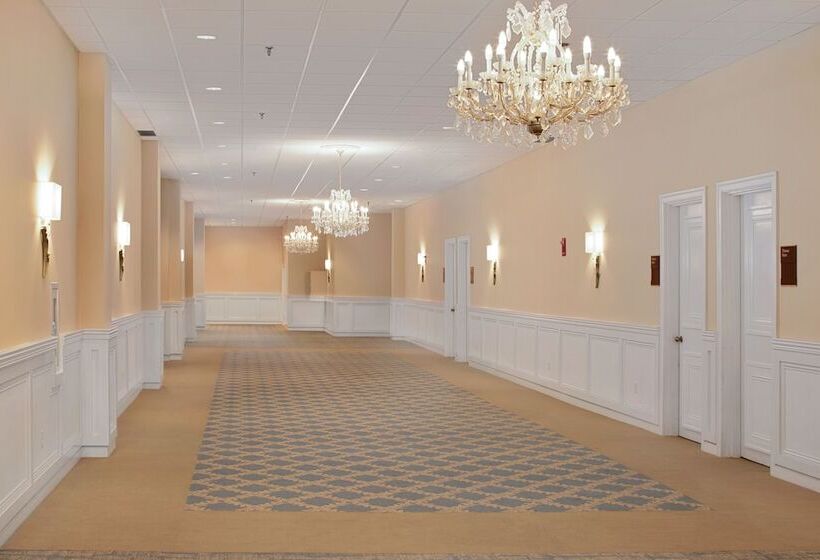 فندق Westford Regency Inn & Conference Center