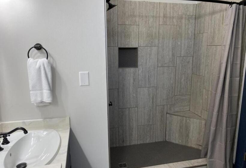 فندق Whitestone Inn