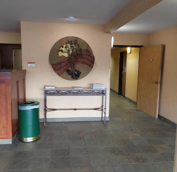 فندق على الطريق Lavissh Inn & Suites