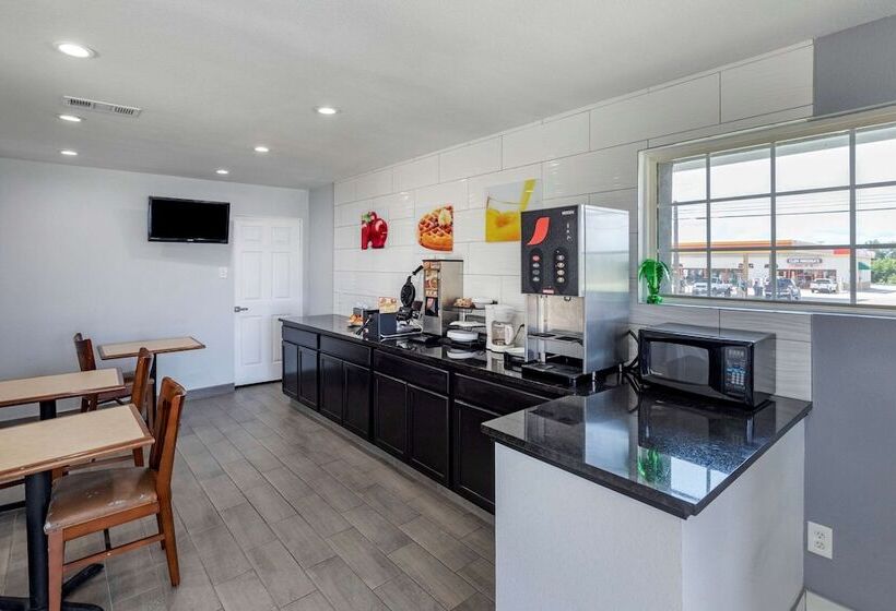 فندق على الطريق Quality Inn