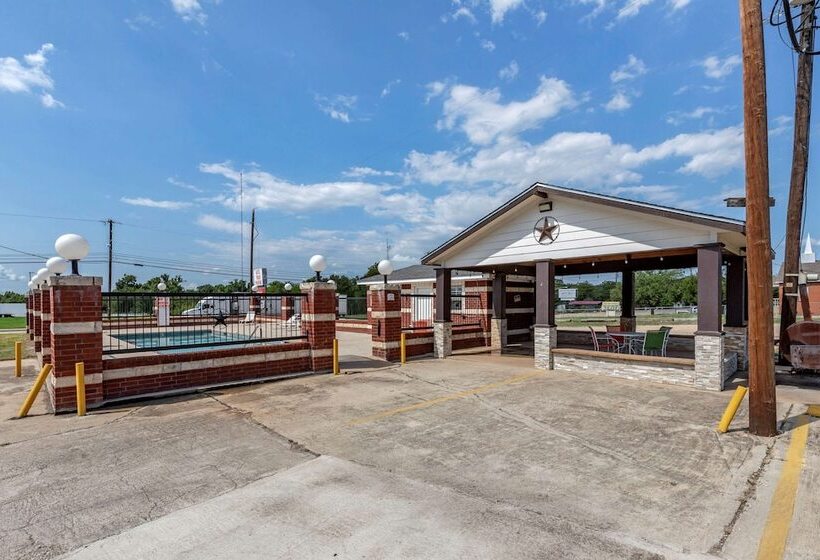 فندق على الطريق Quality Inn