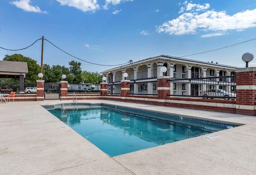 فندق على الطريق Quality Inn