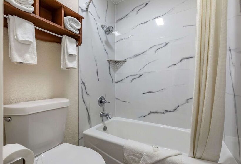 فندق على الطريق Quality Inn