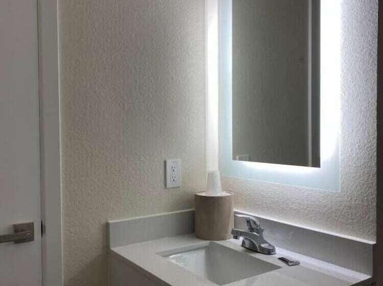 فندق على الطريق Quality Inn