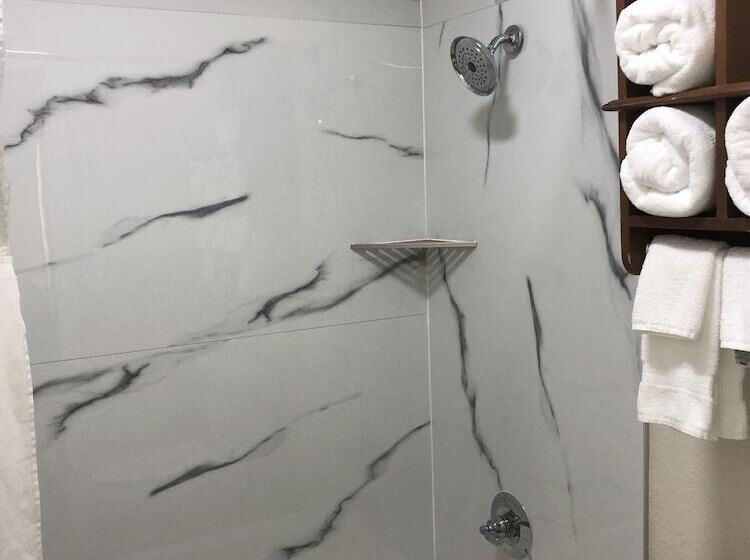 فندق على الطريق Quality Inn