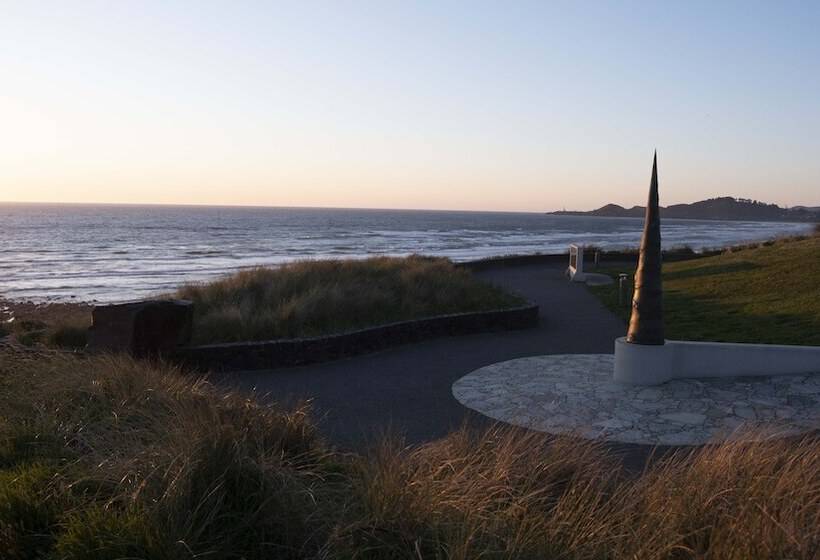 Мотель The Whaler Newport