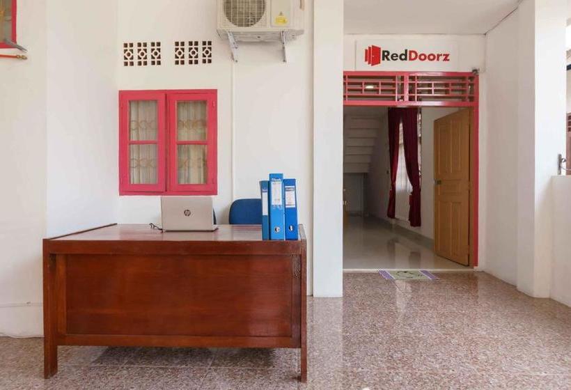 펜션 Reddoorz Syariah Near Plaza Andalas Padang