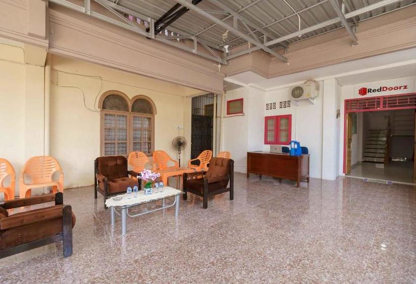 펜션 Reddoorz Syariah Near Plaza Andalas Padang