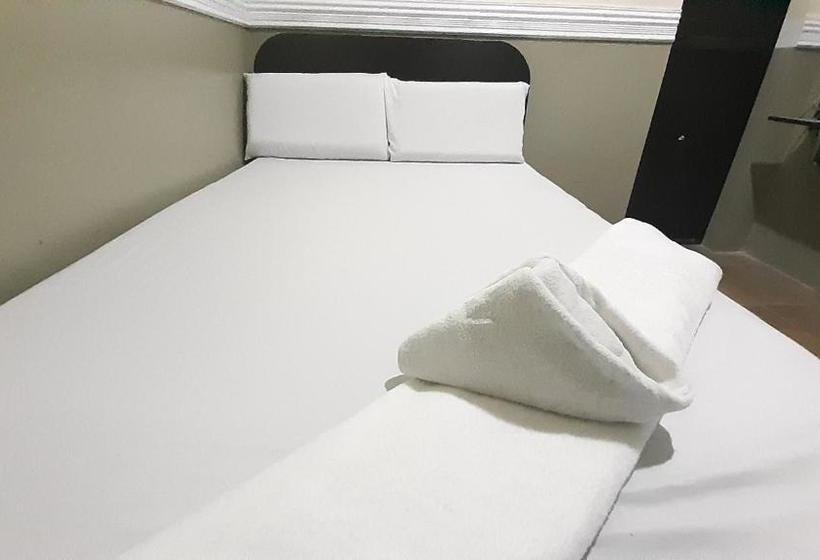 בית מלון כפרי Oyo 572 Kti Traveller S Inn