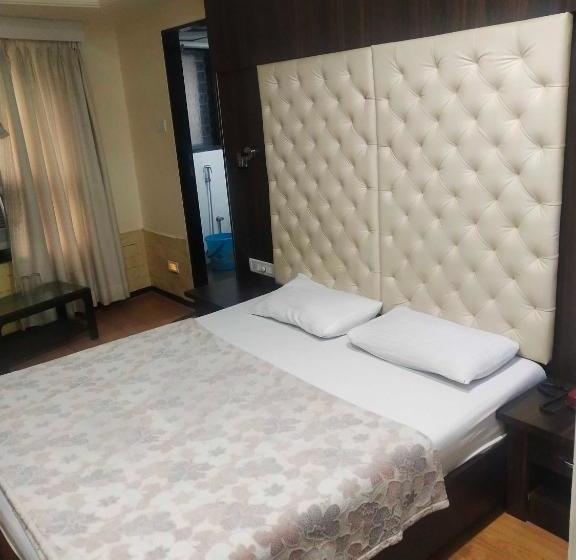 فندق Divya International