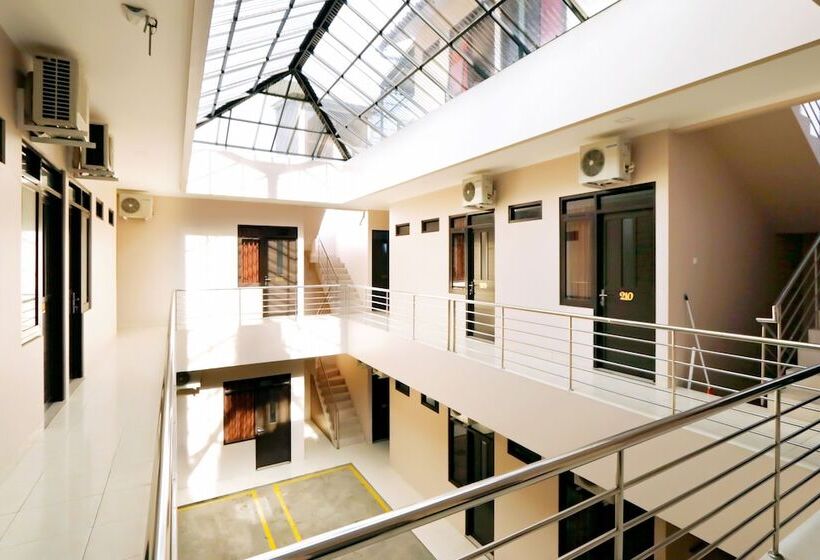 Отель Shofy Guest House Syariah 33 Subang