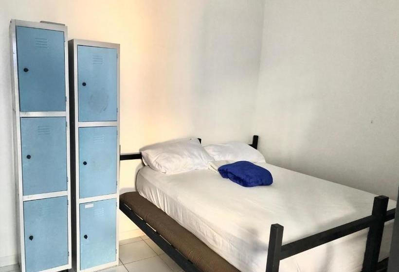 Nomads Hostel Multicultural & Coworking