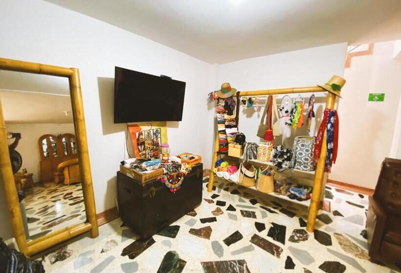 ペンション Tia Chela Hostel