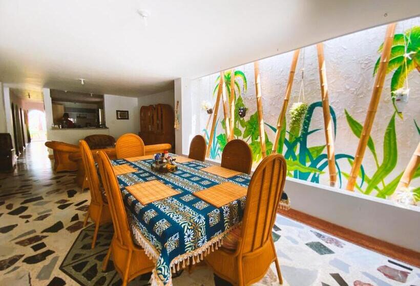 ペンション Tia Chela Hostel