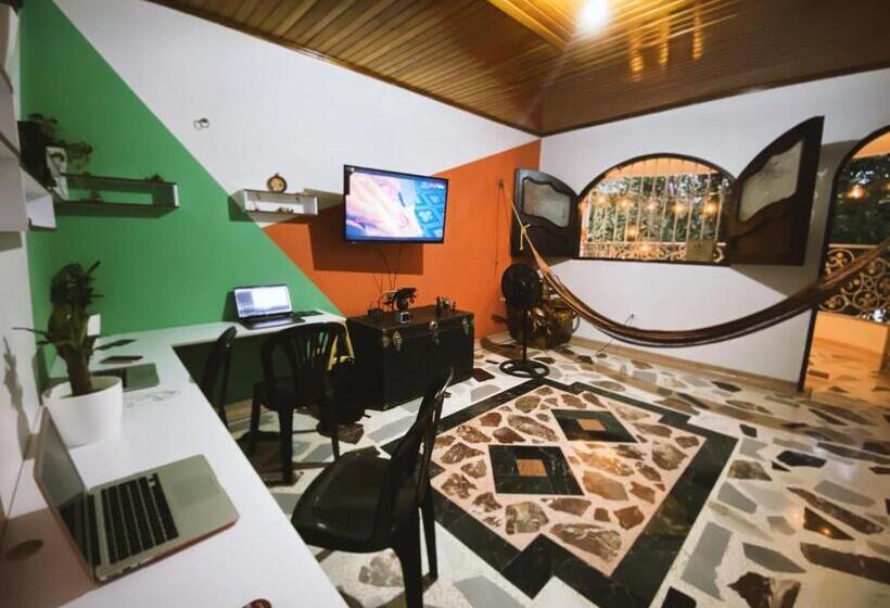 پانسیون Tia Chela Hostel