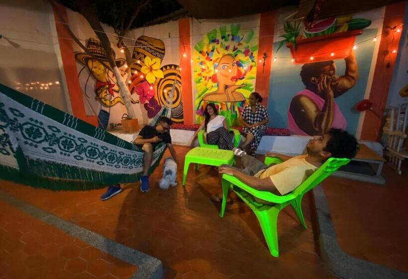 ペンション Tia Chela Hostel