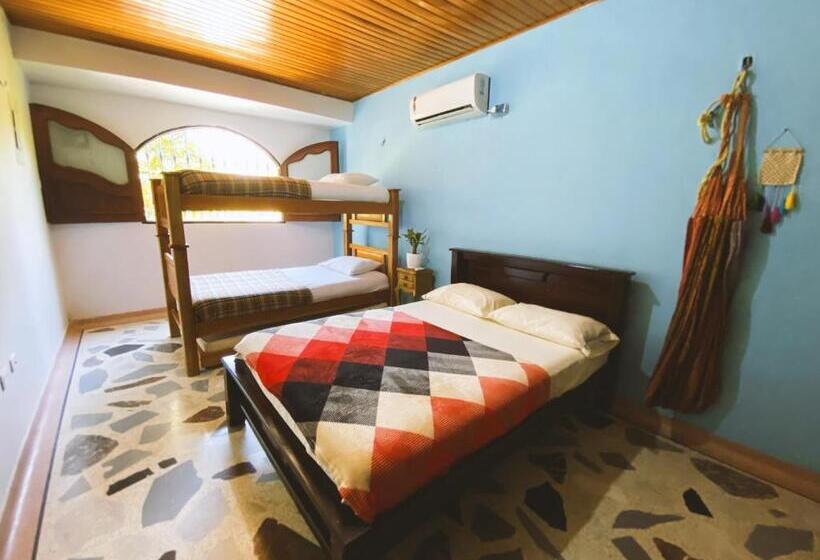 ペンション Tia Chela Hostel