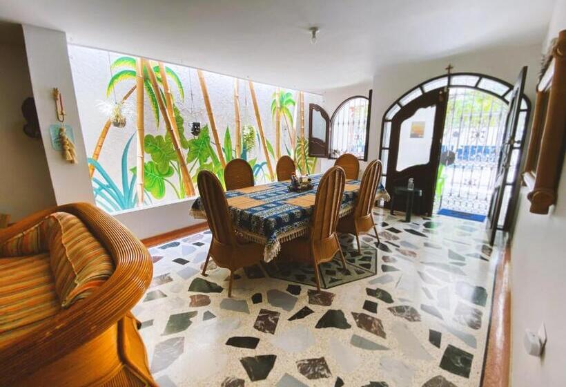 ペンション Tia Chela Hostel