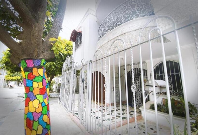 پانسیون Tia Chela Hostel