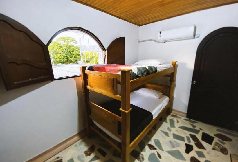 ペンション Tia Chela Hostel