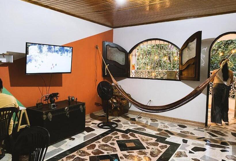 پانسیون Tia Chela Hostel