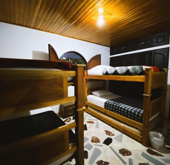 پانسیون Tia Chela Hostel