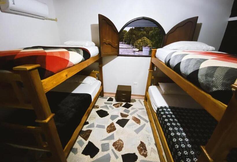 ペンション Tia Chela Hostel