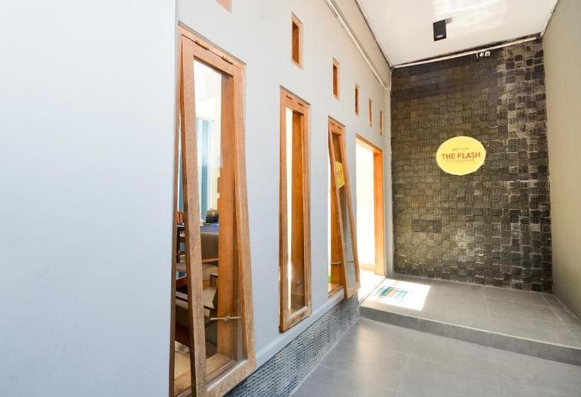 ホテル Spot On 2797 The Flash Residence