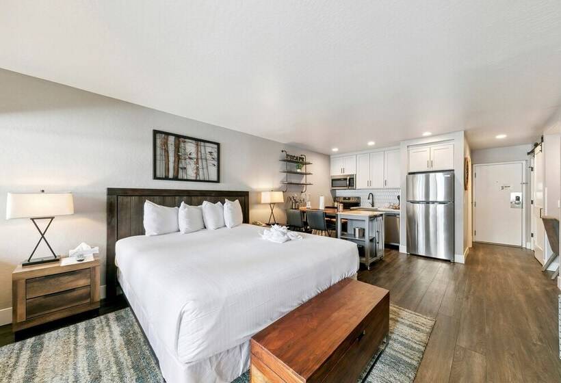 Newly Remodeled Studio At Lakeland Village Hotel Room By Redawning