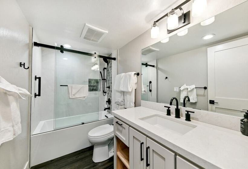 Newly Remodeled Studio At Lakeland Village Hotel Room By Redawning