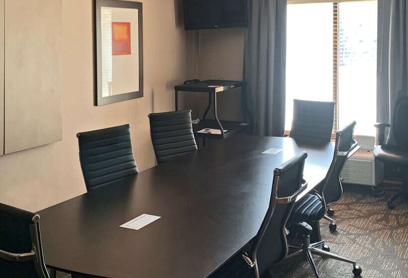 هتل Comfort Inn & Suites Columbus North