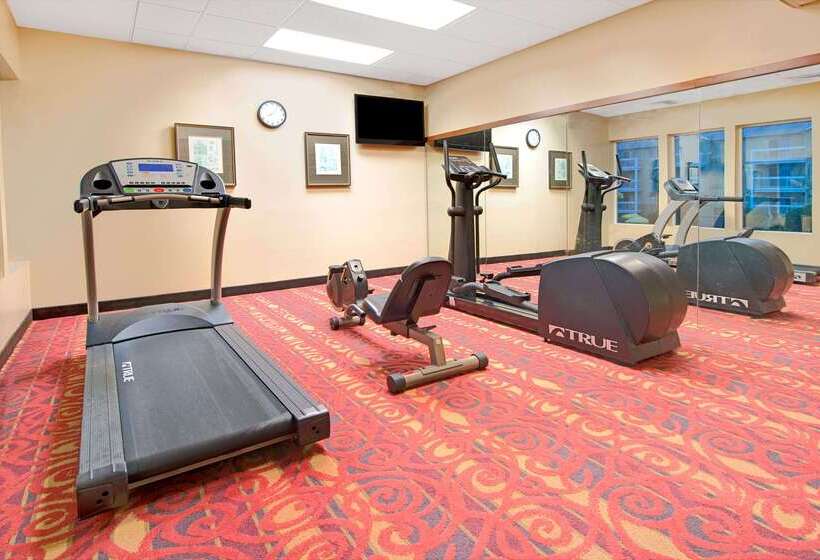 Отель Days Inn By Wyndham St. Louis/westport Mo