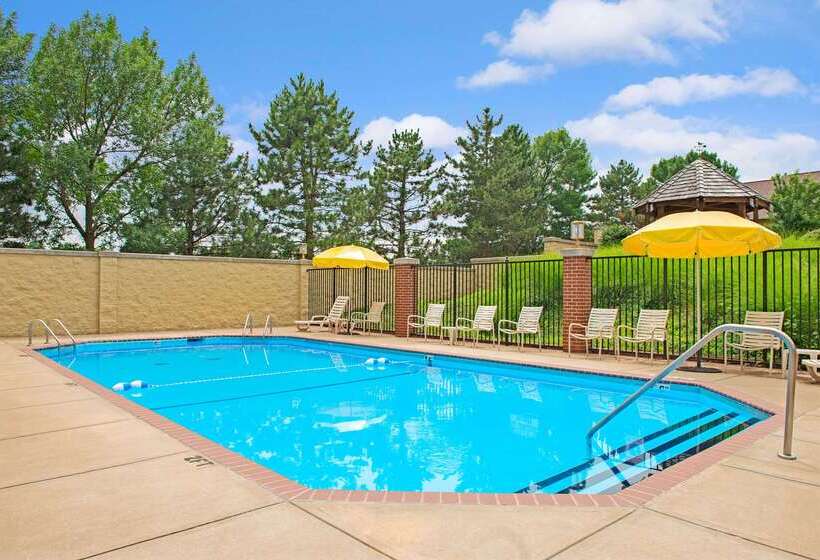 Отель Days Inn By Wyndham St. Louis/westport Mo